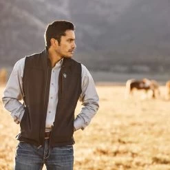 Ariat Men's Logo 2.0 Softshell Vest BLK/BLK -Guadalajara Western Wear 10028321 lifestyle